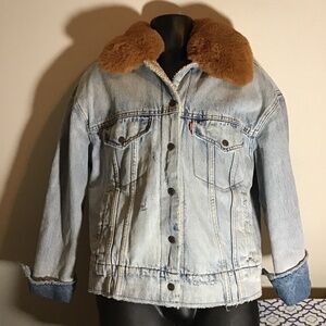 😎Levi’s faux fur collar jacket, size small, distressed, great cond. see photos